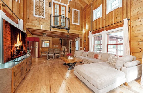 Fennville House | Dollybrook 5: Secret Garden | Hot Tub & Pool