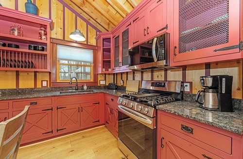 Fennville House | Dollybrook 6: Sled Loft | Hot Tub & Pool