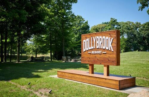 Fennville House | Dollybrook 7 Pet Friendly Community Pool Groups Welcome