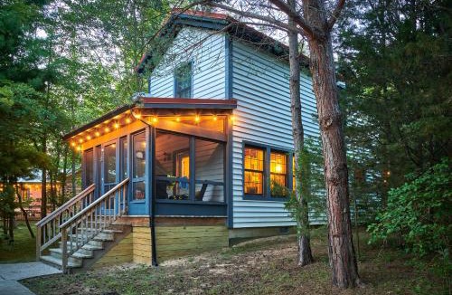 Fennville House | Dollybrook 8 Pet Friendly Community Pool Groups Welcome