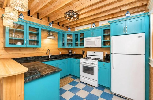 Fennville House | Dollybrook 9: Captain's Lodge | Hot Tub & Pool