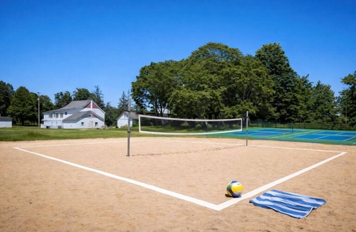 Fennville Resort | DollyBrook Resort - 9 Cottages - Room for 50 Guests