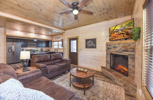 Pigeon Forge Cabin | Dollywood | Hot Tub | King Beds | Pets | No Steep Roads