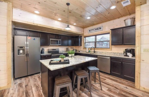 Pigeon Forge Cabin | Dollywood | Hot Tub | King Beds | Pets | No Steep Roads