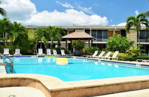 Caloosahatchee Resort | Dolphin Key Resort - Cape Coral