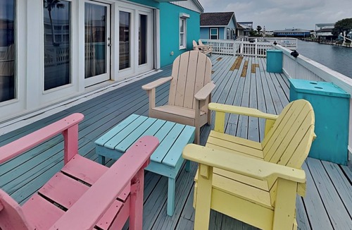 City-by-the Sea House | Dolphin Paradise | Bayfront + Pet Friendly