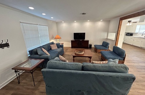 Bay Area House | Dolphin Place | Spacious home/backyard and centrally located | 3 Bed | 2 Bath |