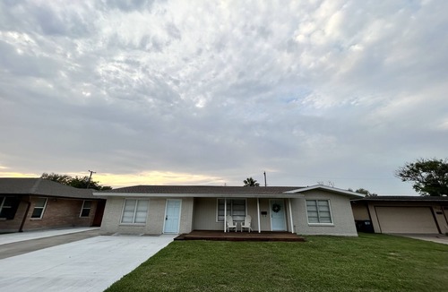 Bay Area House | Dolphin Place | Spacious home/backyard and centrally located | 3 Bed | 2 Bath |