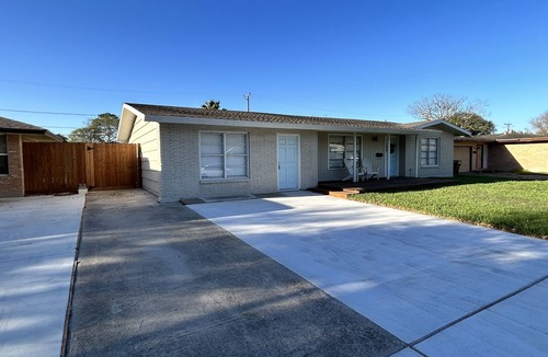 Bay Area House | Dolphin Place | Spacious home/backyard and centrally located | 3 Bed | 2 Bath |