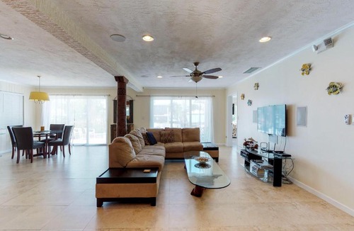 Marathon House | Dolphin Retreat