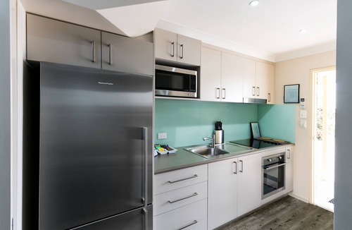 Vincentia Hotel | Dolphin Shores