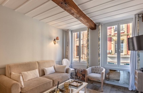 Honfleur Apartment | Dolphin view - 1st floor - Charming, comfortable flat on the port