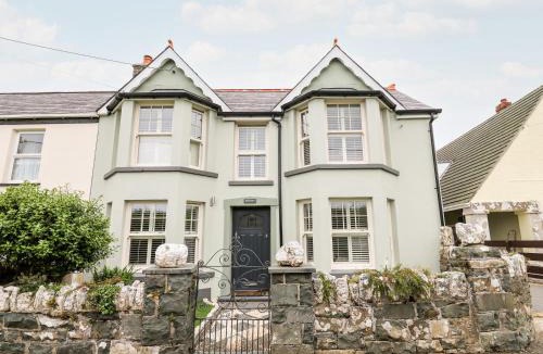 Dinas Cross House | Dolwern