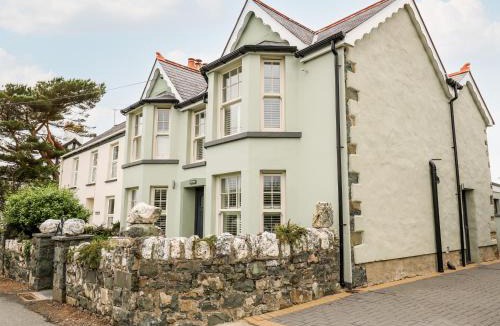 Dinas Cross House | Dolwern