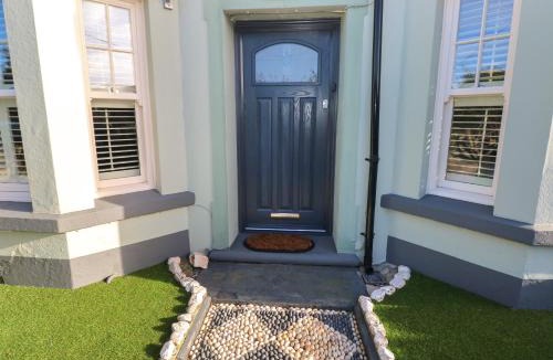 Dinas Cross House | Dolwern