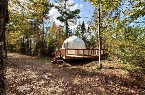 Saint-Gabriel-de-Valcartier House | Dôme #3 with a view to the mountains