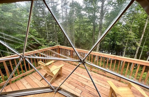 Saint-Gabriel-de-Valcartier House | Dôme #3 with a view to the mountains