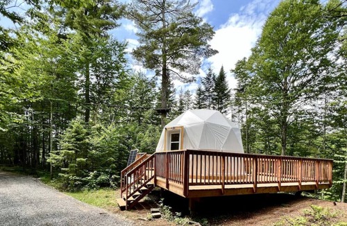 Saint-Gabriel-de-Valcartier House | Dôme #3 with a view to the mountains