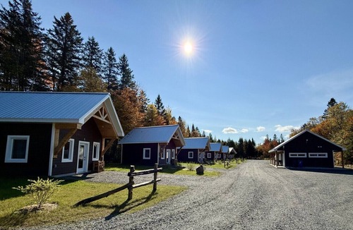 Saint-Gabriel-de-Valcartier House | Dôme #3 with a view to the mountains