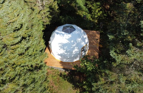 Saint-Gabriel-de-Valcartier House | Dome # 2 with view to the mountains.