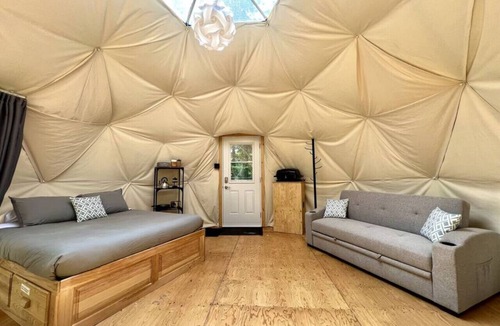 Saint-Gabriel-de-Valcartier House | Dome # 2 with view to the mountains.