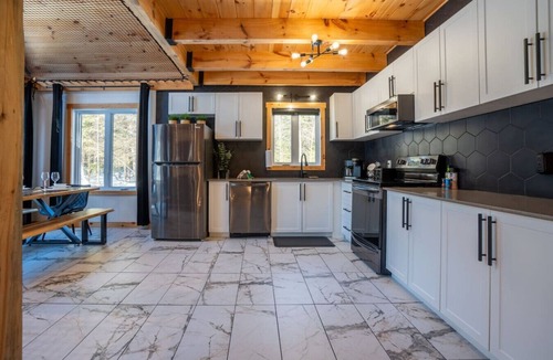 Sainte-Emelie Apartment | Domaine des Pins |Beach |HotTub & Sauna| 4 Chalets