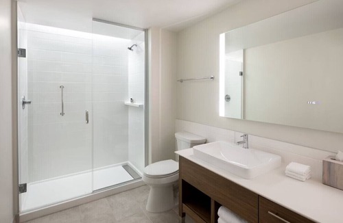 North Burnet Hotel | Domain Adjacent King Suite:Pool/Gym/Free Breakfast