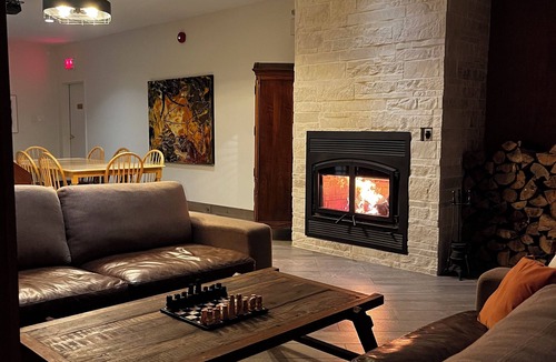 Saint Donat Cabin | Domaine Alpinea adossé aux sentiers, lacs, plage et rivières.nnwww.alpinea.ca