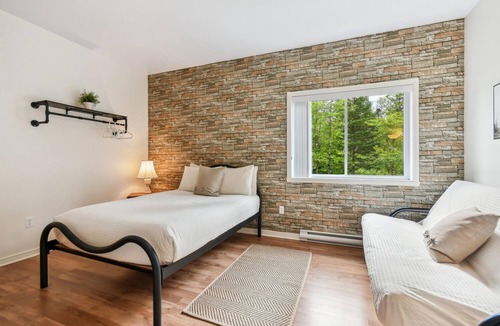 Saint Donat Cabin | Domaine Alpinea adossé aux sentiers, lacs, plage et rivières.nnwww.alpinea.ca
