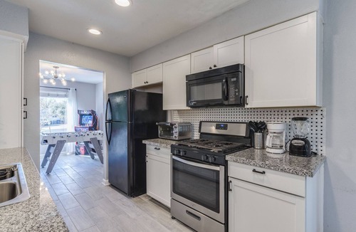 Scofield Farms House | Domain/Heated Pool/Spa/Billiard Table/Foosball/Arcade/4BR/9Beds