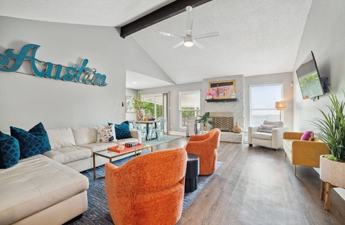 Scofield Farms House | Domain l Group Retreat l Hot Tub l Firepit