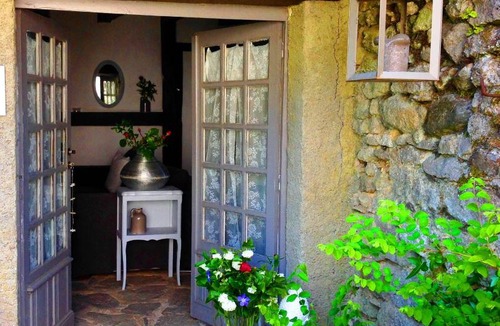 Mazieres Bed & Breakfast | Domaine Charente Glamping Familyroom Le Jardin with external toilet & shower house & outdoor kitchen