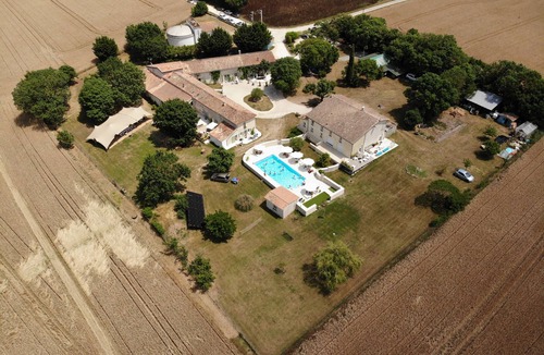 Saint-Pierre-d'Amilly Cottage | Domaine de Pégon - Gite 2 Sunflowers Avec Piscine