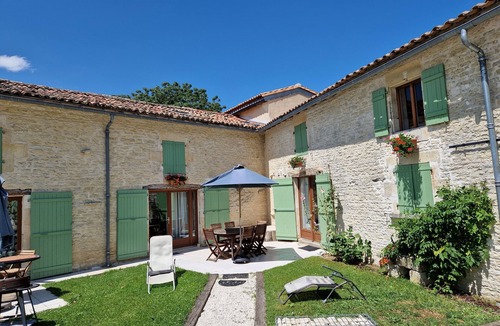 Saint-Pierre-d'Amilly Cottage | Domaine de Pégon - Gite 2 Sunflowers Avec Piscine