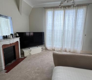 Rolleboise Hotel | Domaine De La Corniche