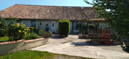 Saint-Cyr-des-Gats Bed & Breakfast | DOMAINE DE LA LUCARLIERE