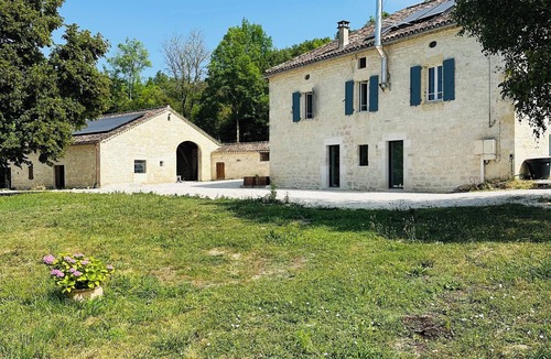 Cezac House | Domaine de Péroline: Swimming pool and Jacuzzi