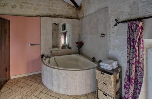 Saintes Agglomeration Hotel | Domaine des Chais