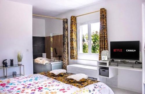 Mirepeisset Bed & Breakfast | Domaine Des Lucques B&B with Private Infinity Pool & Grand Olive Grove