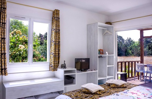 Mirepeisset Bed & Breakfast | “Domaine des Lucques” Guest Room with Private Pool, Wi-Fi, and Air Conditioning