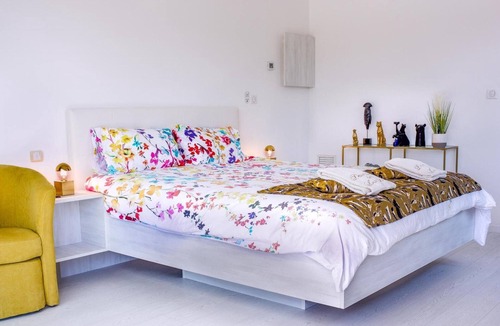 Mirepeisset Bed & Breakfast | “Domaine des Lucques” Guest Room with Private Pool, Wi-Fi, and Air Conditioning