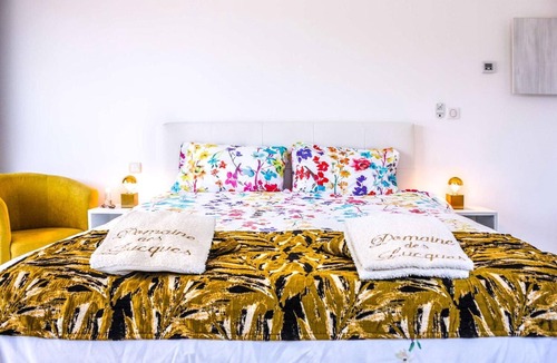 Mirepeisset Bed & Breakfast | “Domaine des Lucques” Guest Room with Private Pool, Wi-Fi, and Air Conditioning