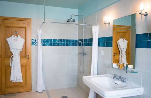 Chassy Hotel | Domaine Et Golf Du Roncemay