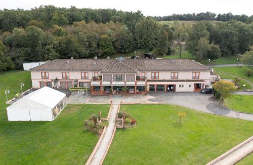 Saint-Etienne-de-Tulmont Hotel | Domaine de Pousiniès