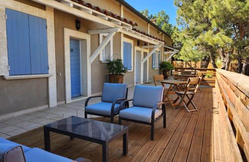 Saint-Saturnin-les-Avignon Bed & Breakfast | Domaine Les Gendalis