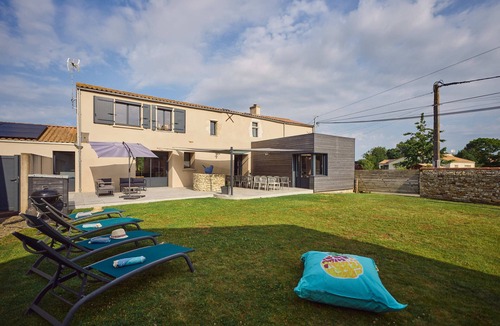Saint-Vincent-sur-Jard Cottage | Domaine de la Coutardière 15 beds/Inner poo