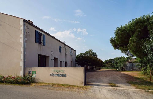 Saint-Vincent-sur-Jard Cottage | Domaine de la Coutardière 15 beds/Inner poo