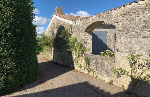 Champagne-les-Marais House | Domaine "LE Logis DE L'oie" Avec Piscine Dans un Parc Clos de Murs en Pierre