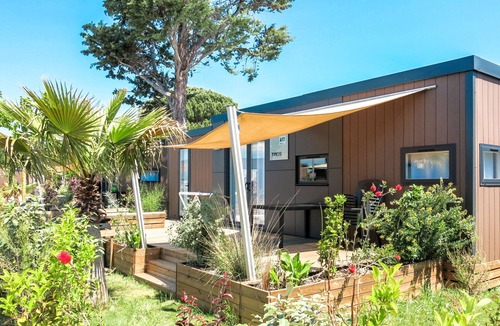 Les Cabanes de Fleury House | Domaine Les Mûriers by Interhome