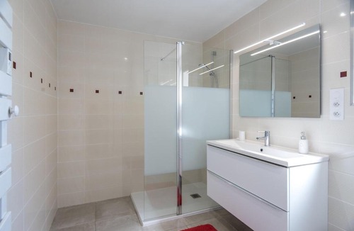 Saint-Genis Apartment | Domaine Pedra Llampada Gîte Cerise